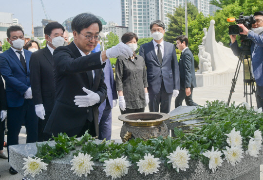 김동연 더불어민주당 경기도지사 당선인이 2일 오전 경기도 수원시 팔달구 수원현충탑을 찾아 분향하고 있다.  [공동취재]